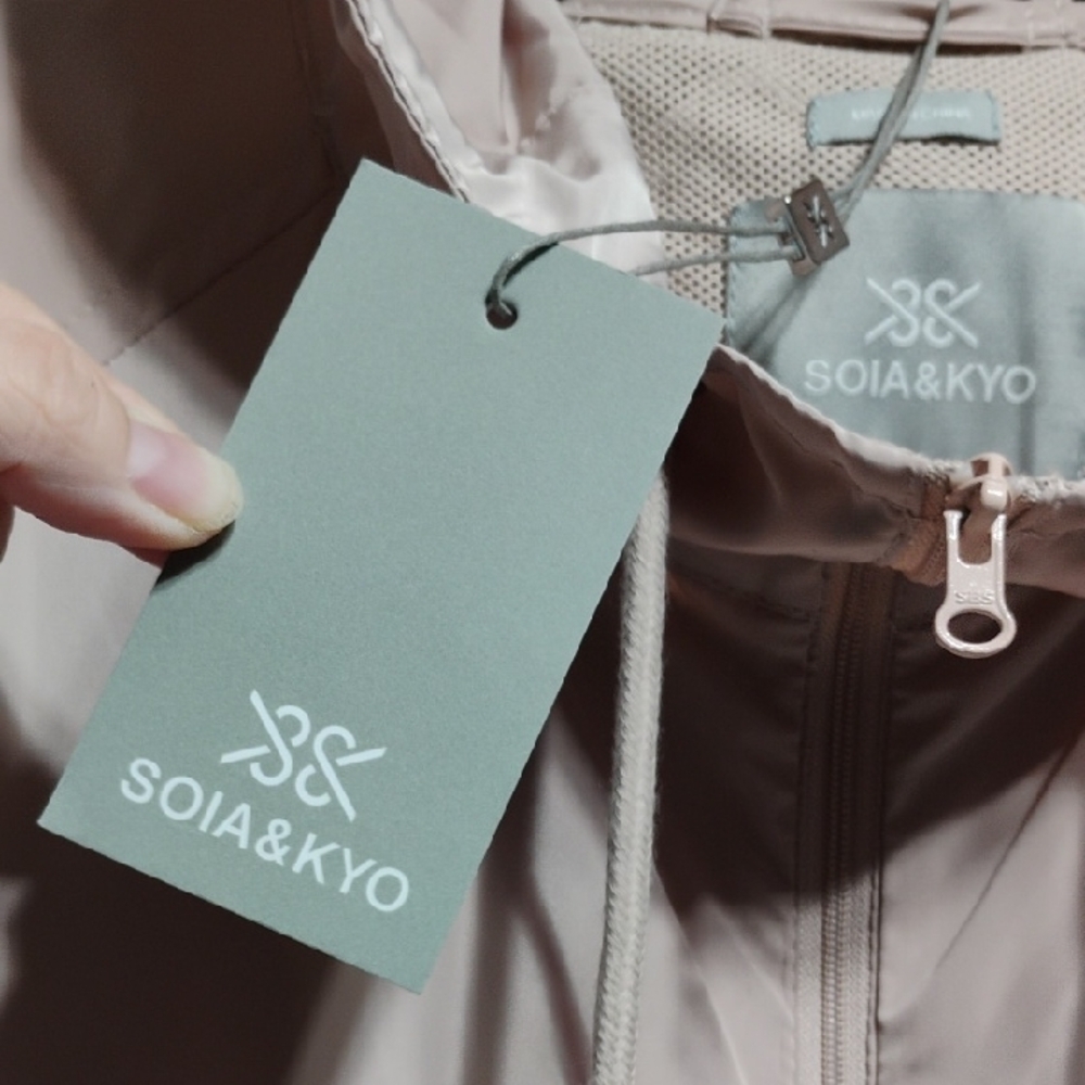 (A-71) SALE! NWT Soia & Kyo Oaklynn Light Tan Hooded Windbreaker Hi-lo Jacket - Picture 3 of 10